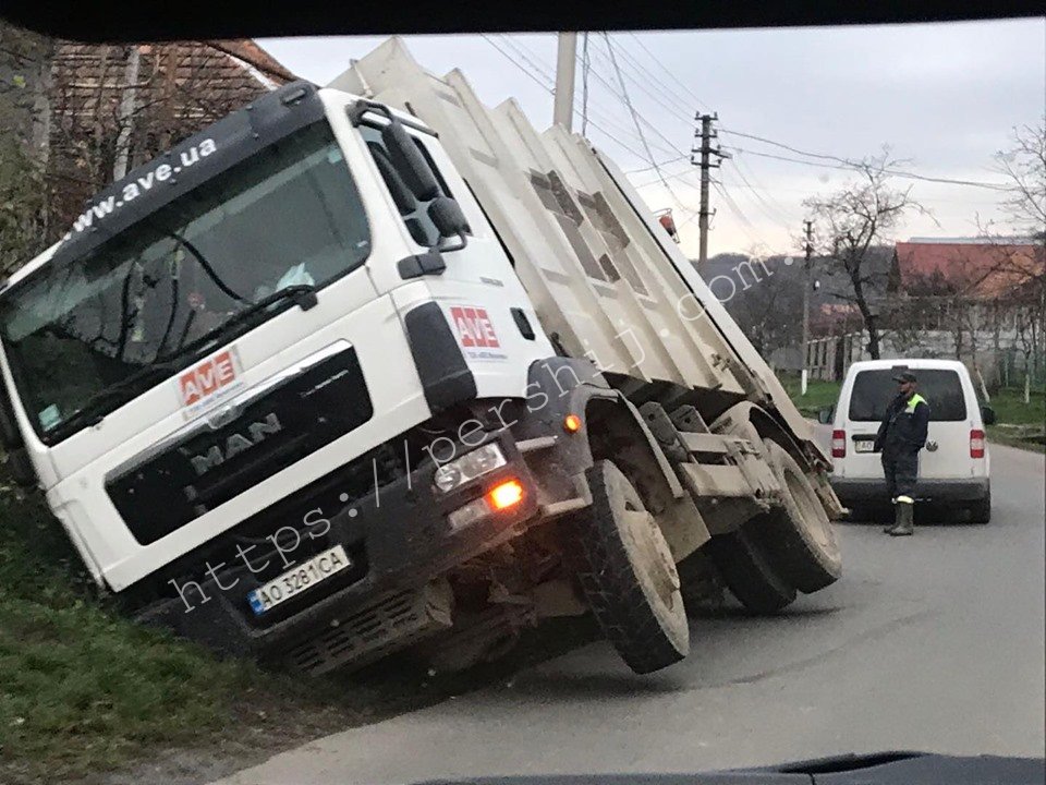 Не втримався на дорозі: на Закарпатті сміттєвоз з'їхав у кювет (ФОТО)