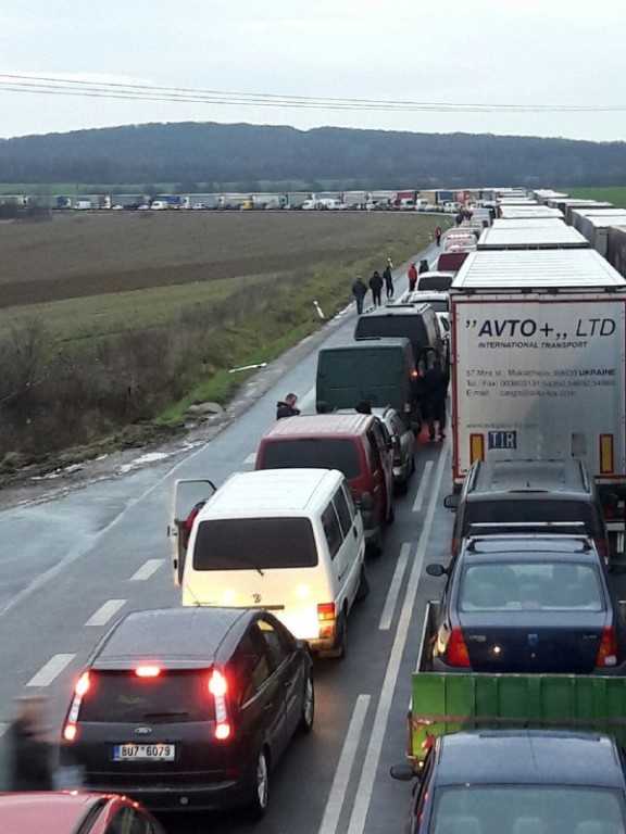 Свята все ближче і ближче, а черги на кордоні все більші і більші