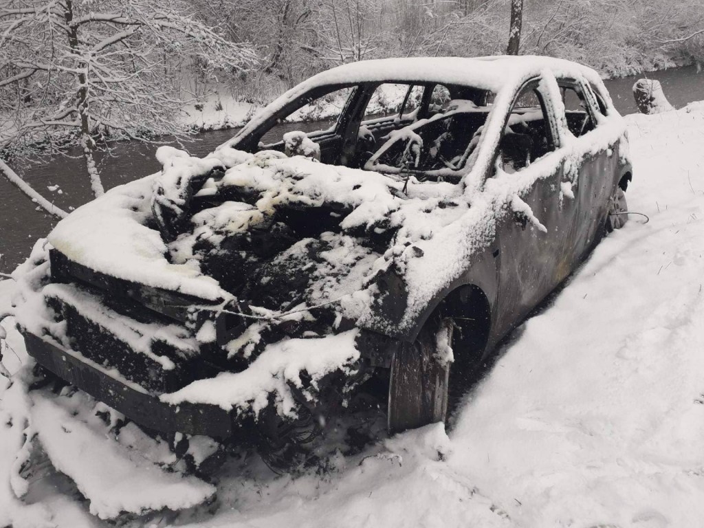 Гараж горів разом з автомобілем: подробиці пожежі на Міжгірщині (ФОТО)