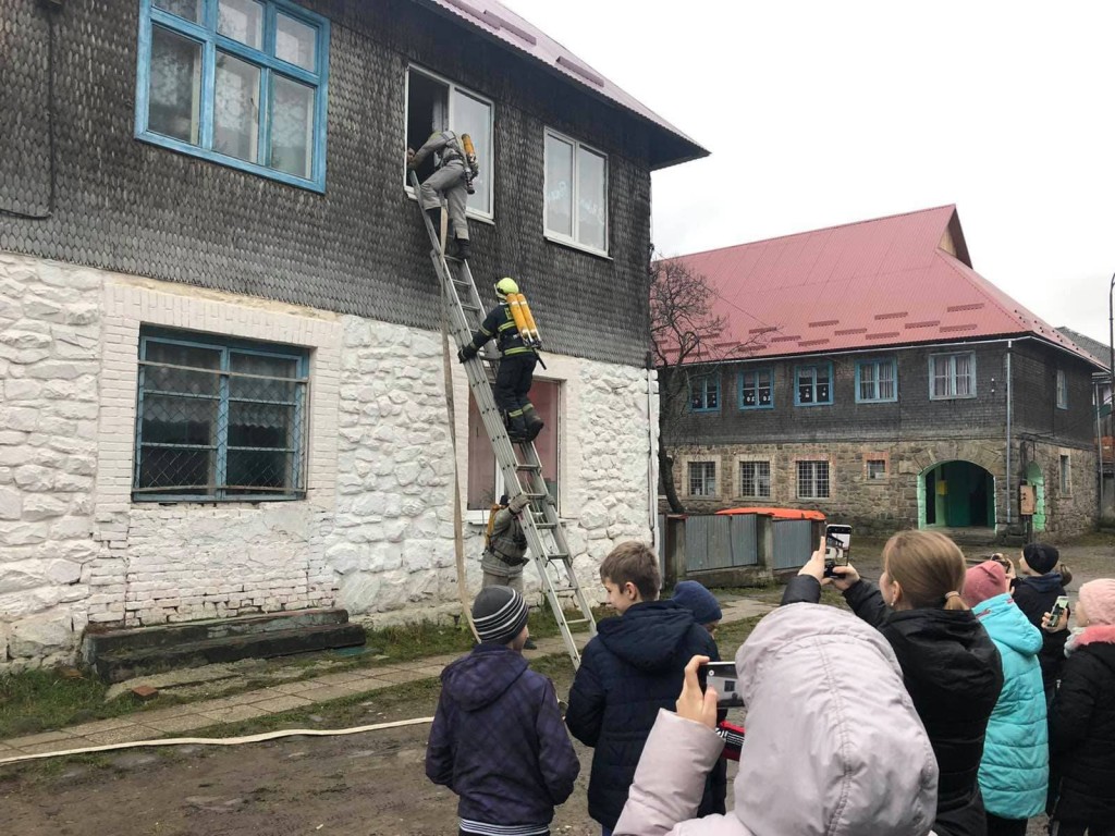 Рятувальники Закарпаття масово навчають учнів та вчителів основам безпеки життєдіяльності (ФОТО)