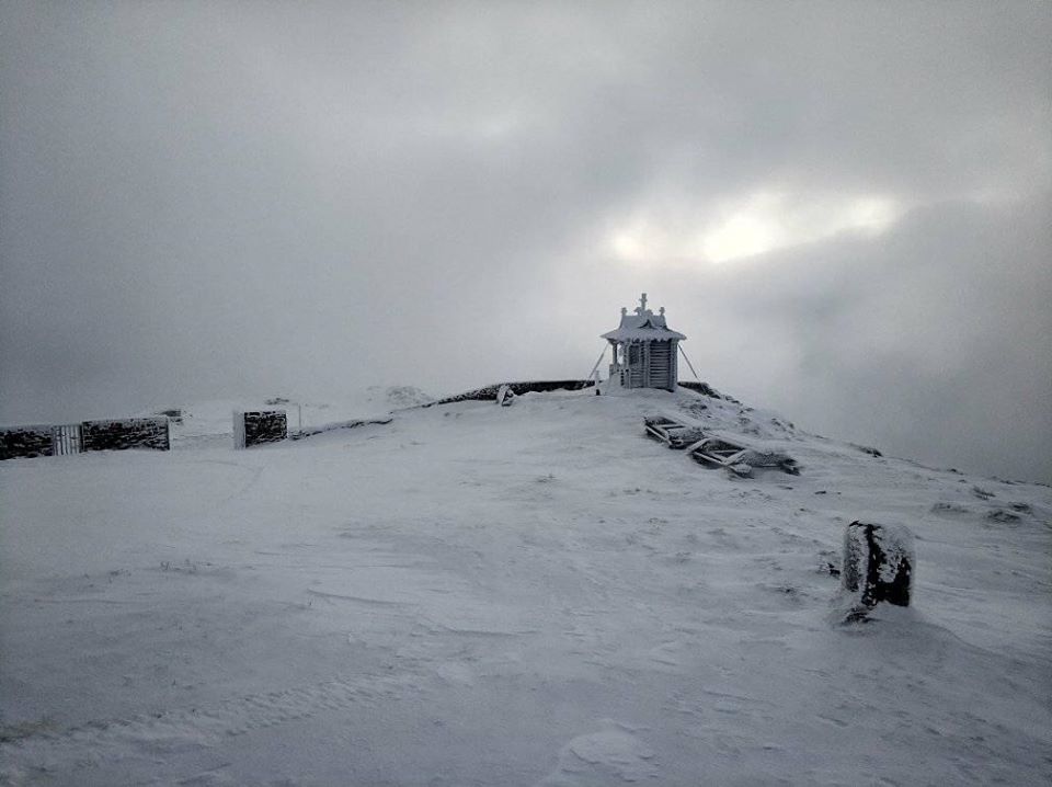 Одна з найвищих вершин Карпат в снігу (ФОТО)