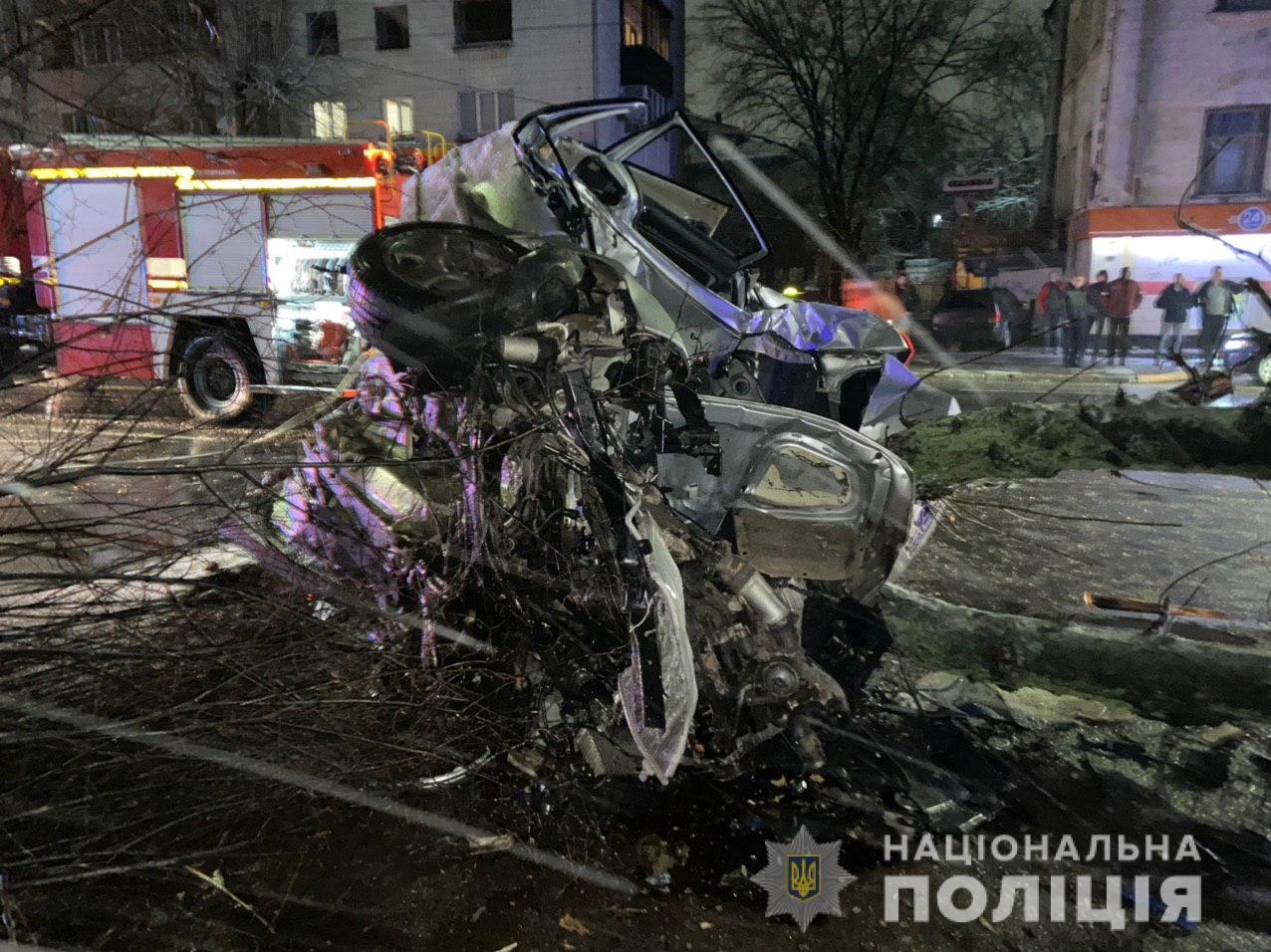 Від удару авто зім’яло як бляшанку: страшна ДТП з деревом