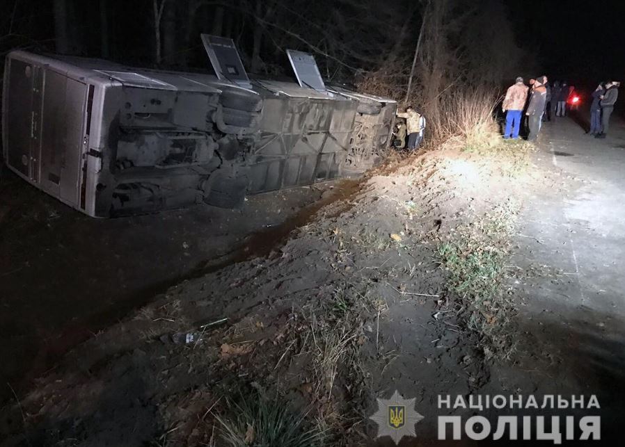 ДТП з наслідками: На трасі Київ-Чоп перекинувся міжнародний автобус (ФОТО)