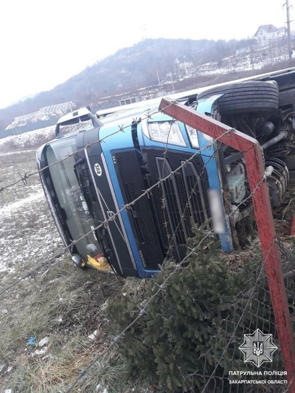 В Мукачеві на об'їзній перекинулась фура (ФОТО)