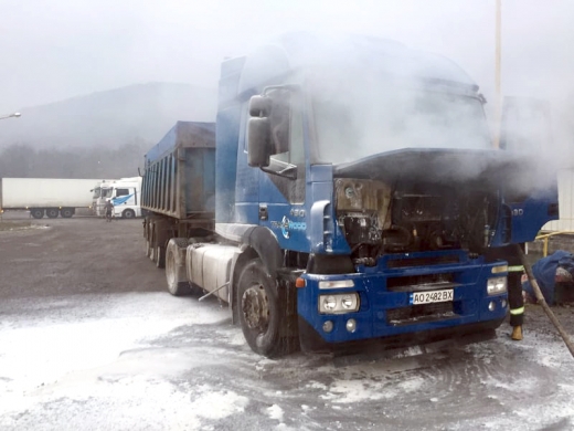 Випадковий свідок поміг запобігти найгіршому: на Свалявщині загорілась вантажівка (ФОТО)