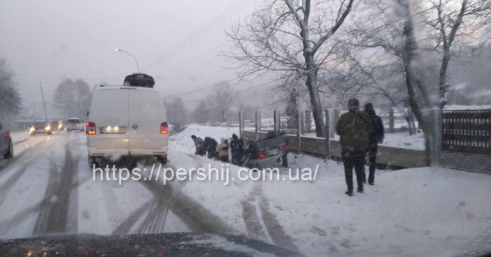 ДТП на Свалявщині. Авто перекинулося на дах (ФОТО)