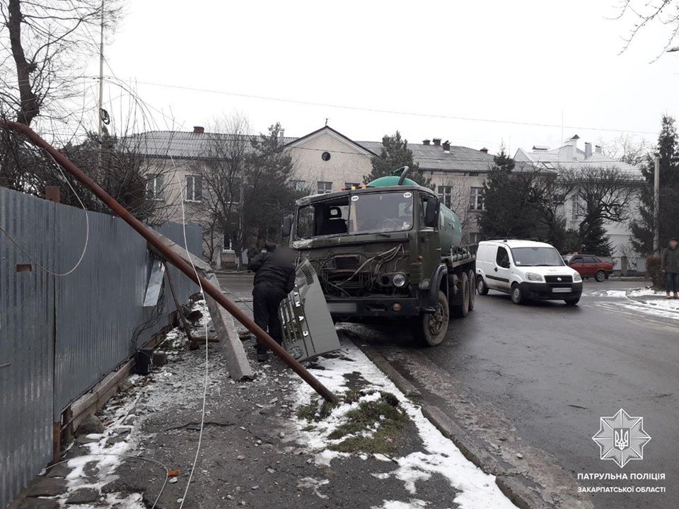 Через ожеледицю? В Ужгороді та Мукачеві трапилось 14 ДТП (ФОТО)