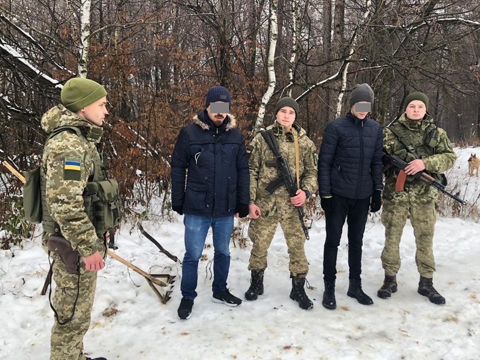 В Словаччину в обхід: на Великоберезнянщині виявили двох нелегалів (ФОТО)