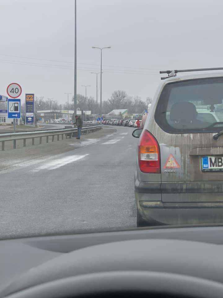 Майже 100 авто не можуть виїхати з країни на Закарпатті