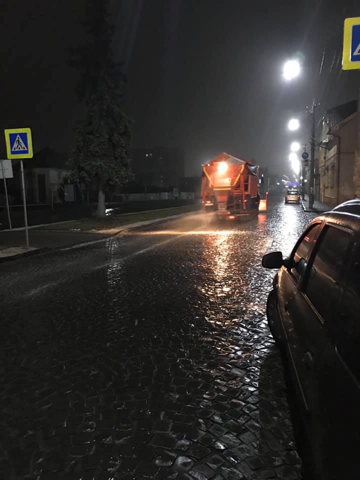 Перший рівень небезпеки, туман та ожеледиця: в Мукачеві працює спецтехніка