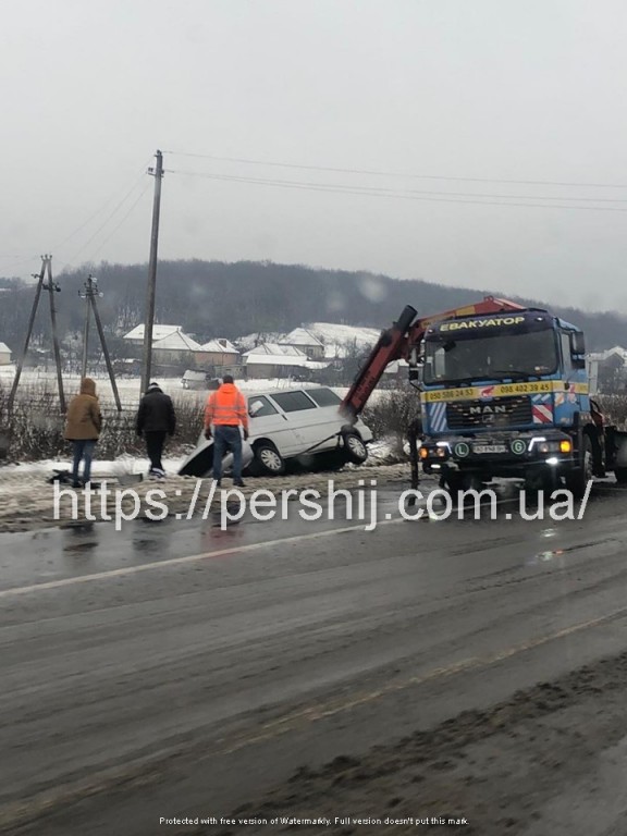 ДТП на Ужгородщині: автобус витягають з кювету (ФОТО)