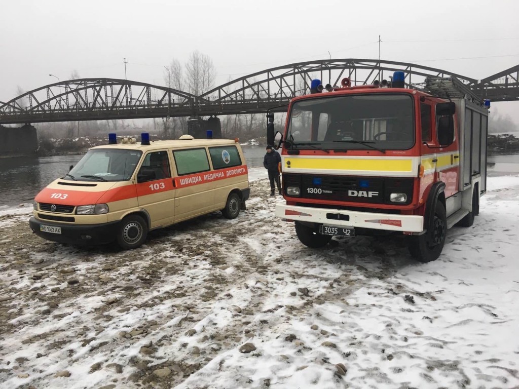 На річках Закарпаття чатують рятувальники та швидкі (ФОТО)