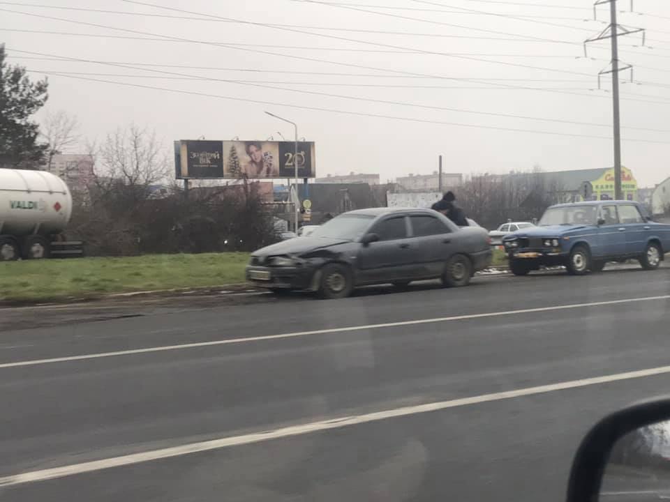 Ранкова пригода: при виїзді з Мукачева ДТП за участі кількох авто (ФОТО)