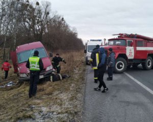 Смертельна ДТП. На трасі Київ-Чоп перекинувся автобус з пасажирами  (ФОТО)