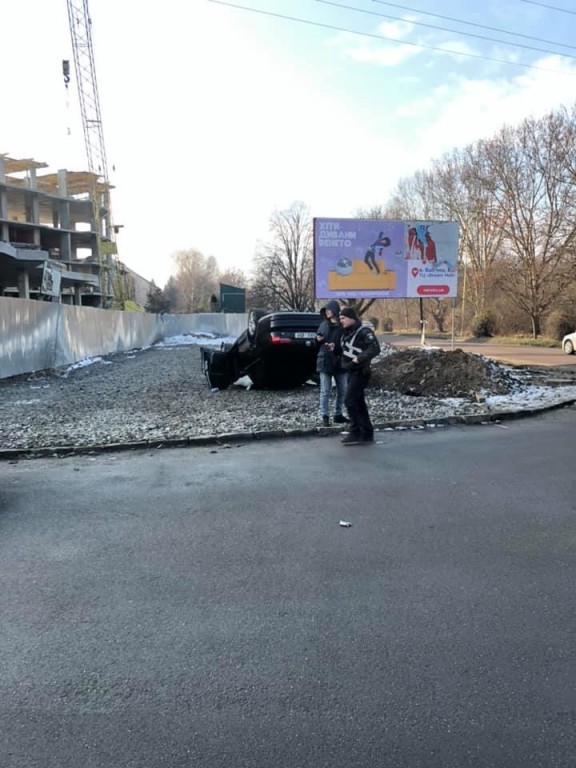 ДТП в Ужгороді: авто на швидкості злетіло з дороги - ОНОВЛЕНО (ФОТО)