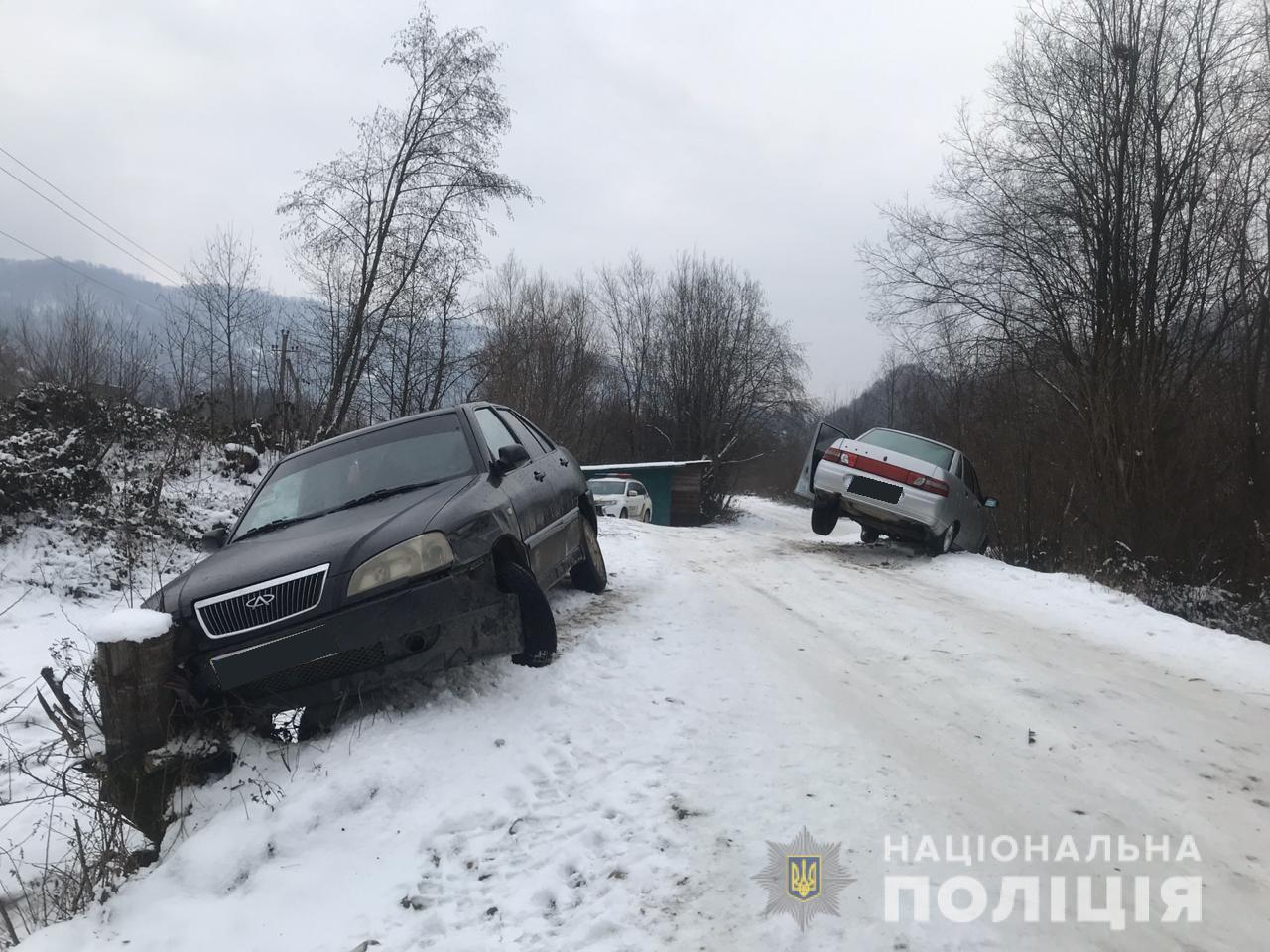 Обидві автівки злетіли з дороги: у Тячеві хмільний водій став причиною ДТП (ФОТО)