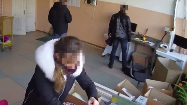 Поліцейські обікрали підприємство, де працюють незрячі люди (ВІДЕО)