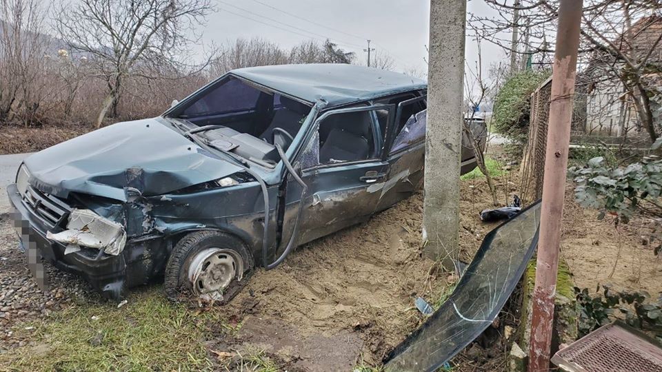 Чоловік в реанімації: у Виноградові водій не впорався з кермуванням (ФОТО)