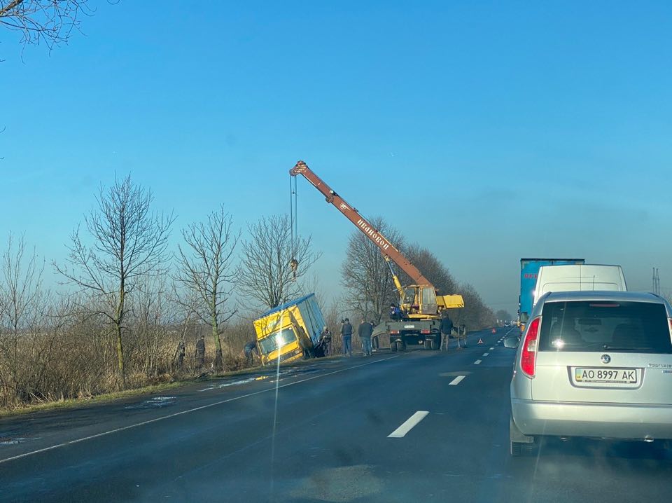 Вантажівка в кюветі: неподалік Мукачева ДТП