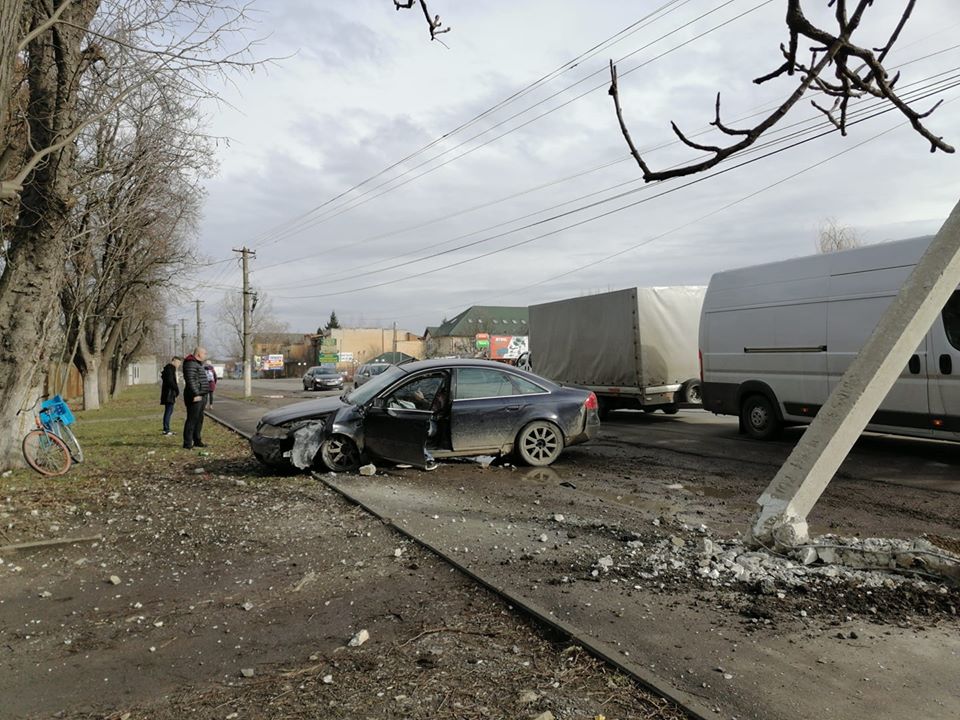 Страшна ДТП у Берегові: "Audi" влетіла у стовп (ФОТО)