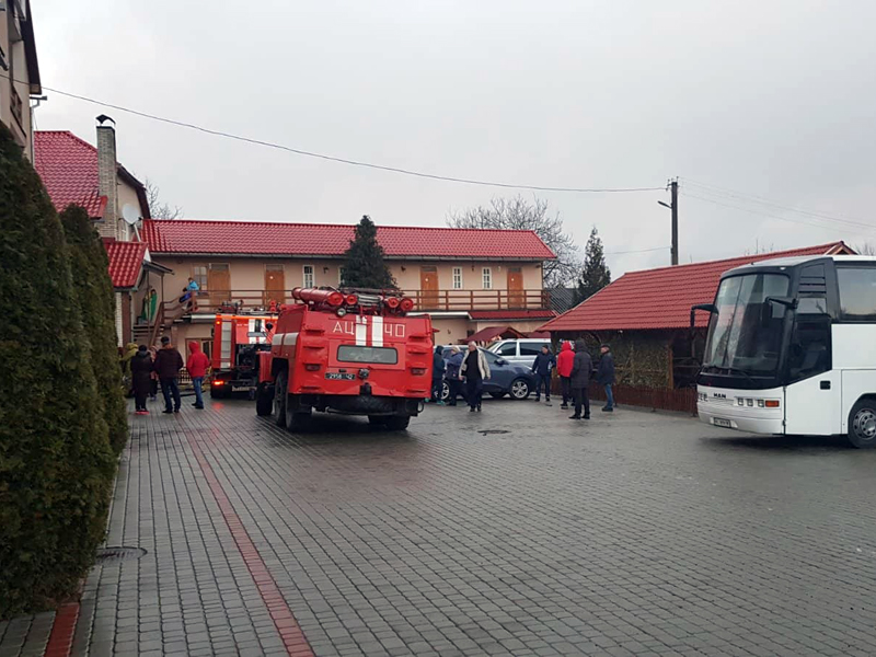 Непритомних виносили на руках: на Закарпатті горів готель (ФОТО)