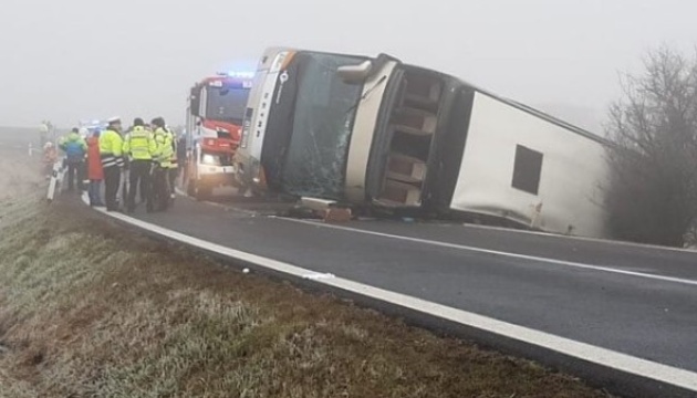 Двоповерховий автобус з дітьми перекинувся у Чехії (ФОТО)