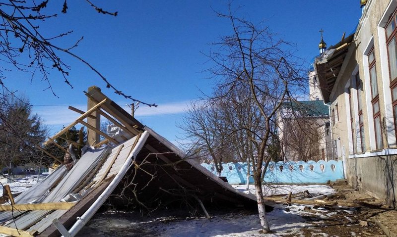 Жахливі наслідки штормового вітру: на двох школах зірвало дах (ФОТО, ВІДЕО)