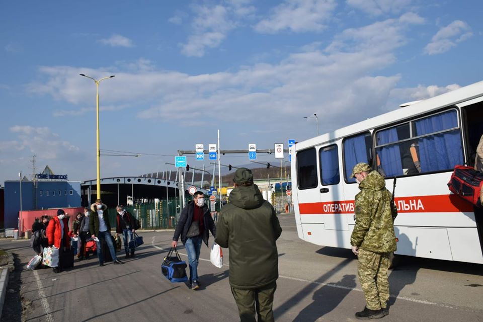 Вже 800 українців оформлено на в'їзд в Україну на КПП "Ужгород" (ФОТО)