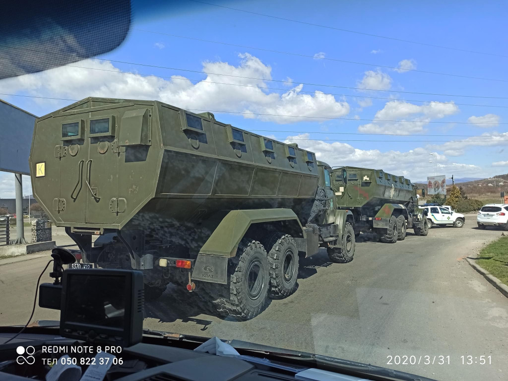 На Закарпатті помітили спецтехніку у супроводі поліції (ФОТО)