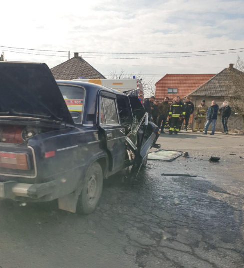 На місці працює швидка: при в'їзді в Ужгород ДТП (ФОТО)