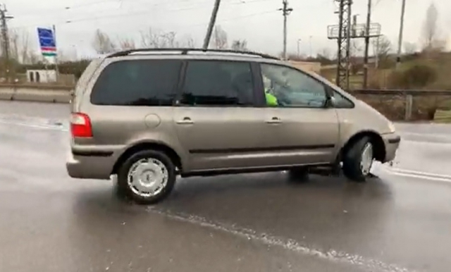 На кордоні із Угорщиною правоохоронці завертають автомобілі (ВІДЕО)