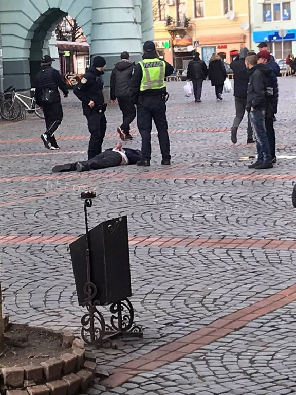 Неадекватна поведінка молодика в центрі Мукачева наробила галасу (ФОТО, ВІДЕО)