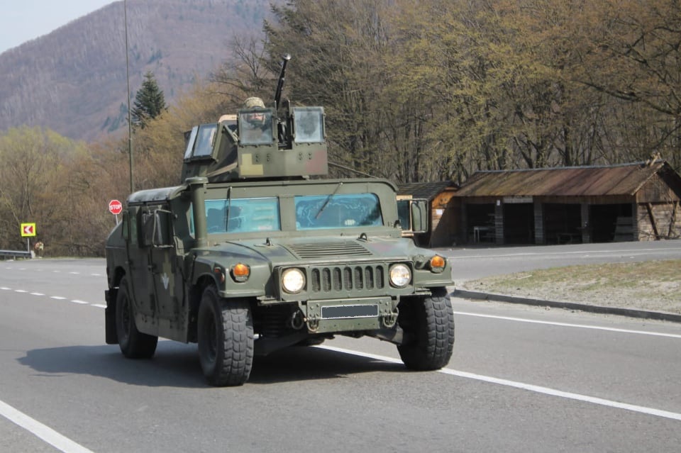 У напрямку Закарпаття помітили колону військової техніки і гвинтокрили (ФОТО, ВІДЕО)