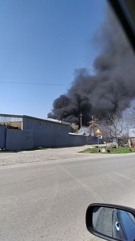 Ужгород в чорному диму: пожежу видно з декількох районів міста (ФОТО, ВІДЕО)