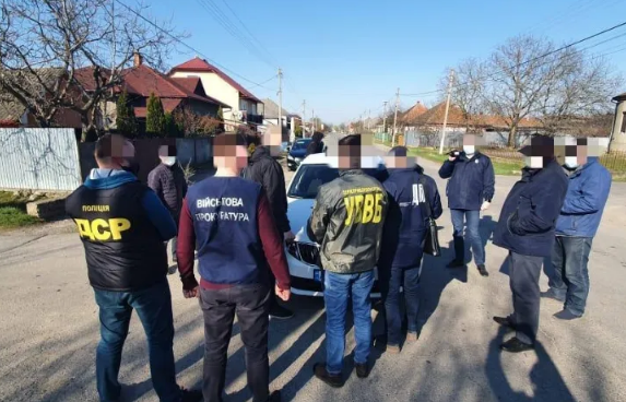 Мукачівський прикордонник попався на хабарі у 10 тисяч гривень (ФОТО)