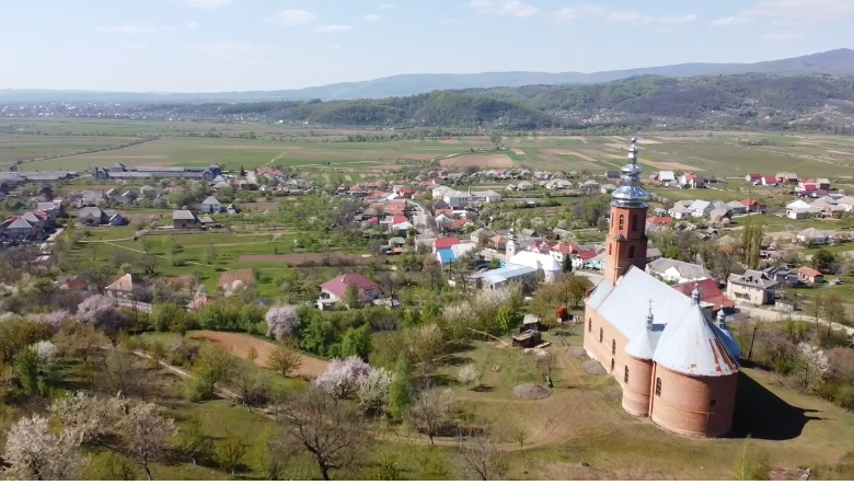 На Закарпатті є село, в якому жінки після одруження беруть прізвище чоловіка, але залишають і дівоче (ВІДЕО)