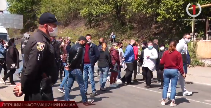 Забрали останнє: на Закарпатті десятки підприємців блокували автошлях державного значення (ВІДЕО)