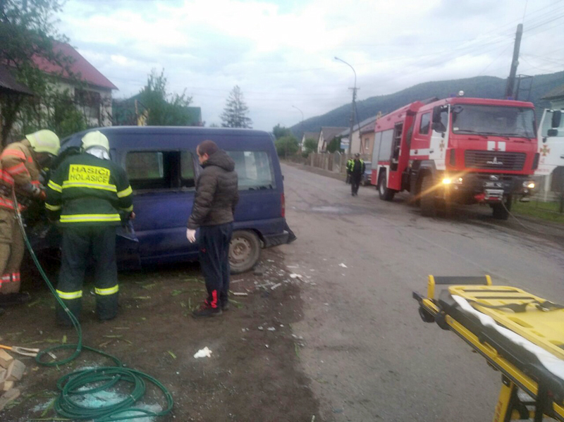 Ранкова ДТП на Міжгірщині: на місці працювала швидка та ДСНС (ФОТО)