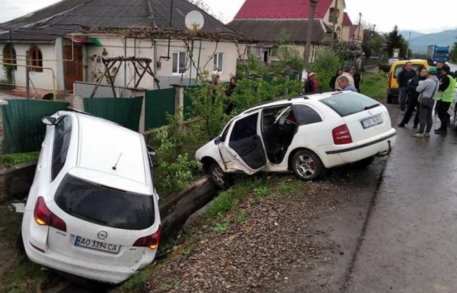 Вечірня ДТП на Виноградівщині: дві автівки в кюветі (ФОТО)