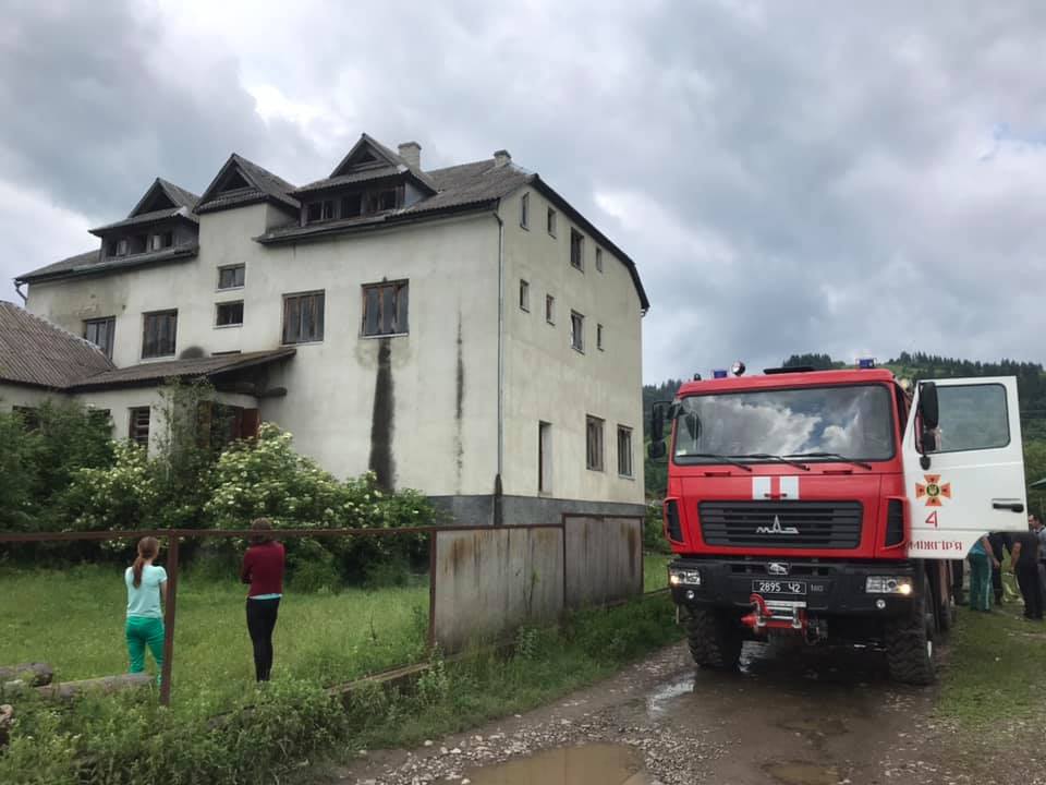 На Закарпатті вогонь ледь не знищив житловий будинок (ФОТО)