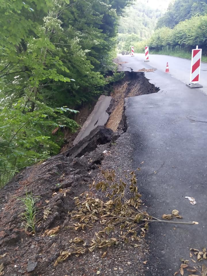 На дорозі державного значення на Рахівщині утворилося небезпечне провалля (ФОТО)