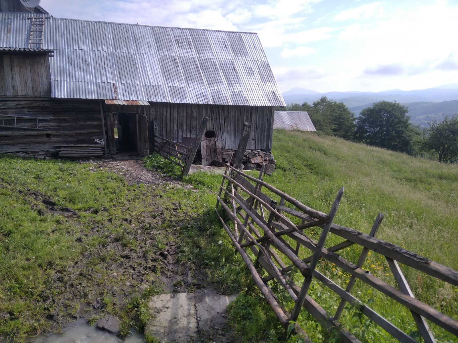 На Рахівщині внаслідок загрози зсуву евакуювали людей (ФОТО)