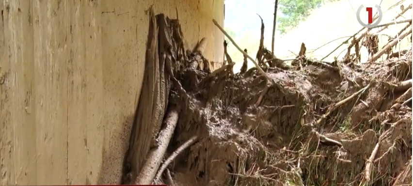 На Міжгірщині вода несла на хати вирвані дерва з ґрунтом (ВІДЕО)