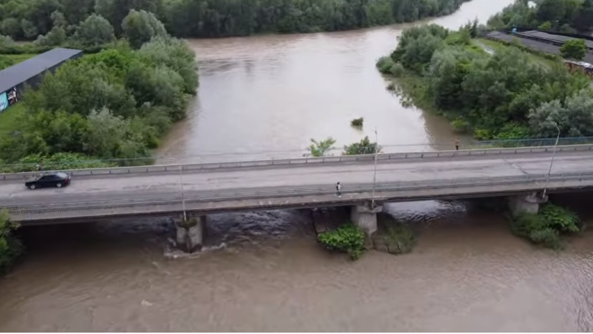 Наслідки тривалих дощів: з'явилося відео з висоти пташиного польоту річки Тиса  (ВІДЕО)