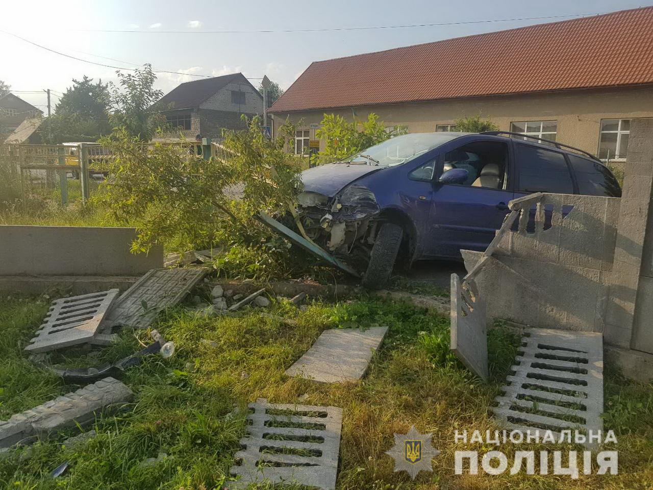 На Рахівщині Fоrd Galaxy в’їхав у бетонний паркан житлового будинку (ФОТО)