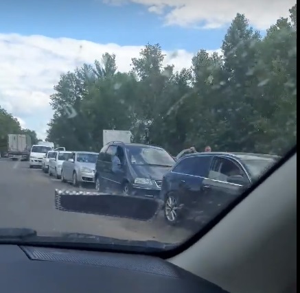 На виїзд з Закарпаття в Угорщину в черзі застрягли понад 100 автівок (ВІДЕО)