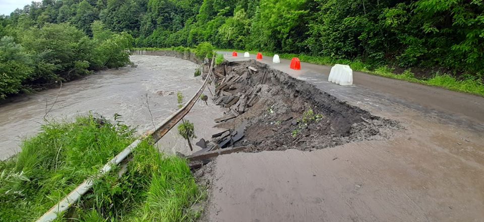 На автодорозі Мукачево-Львів досі ліквідують наслідки паводку (ФОТО)