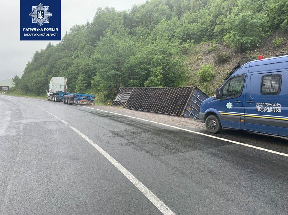 На Закарпатті водій фури, не розрахувавши швидкість, "загубив" причіп у кюветі (ФОТО)