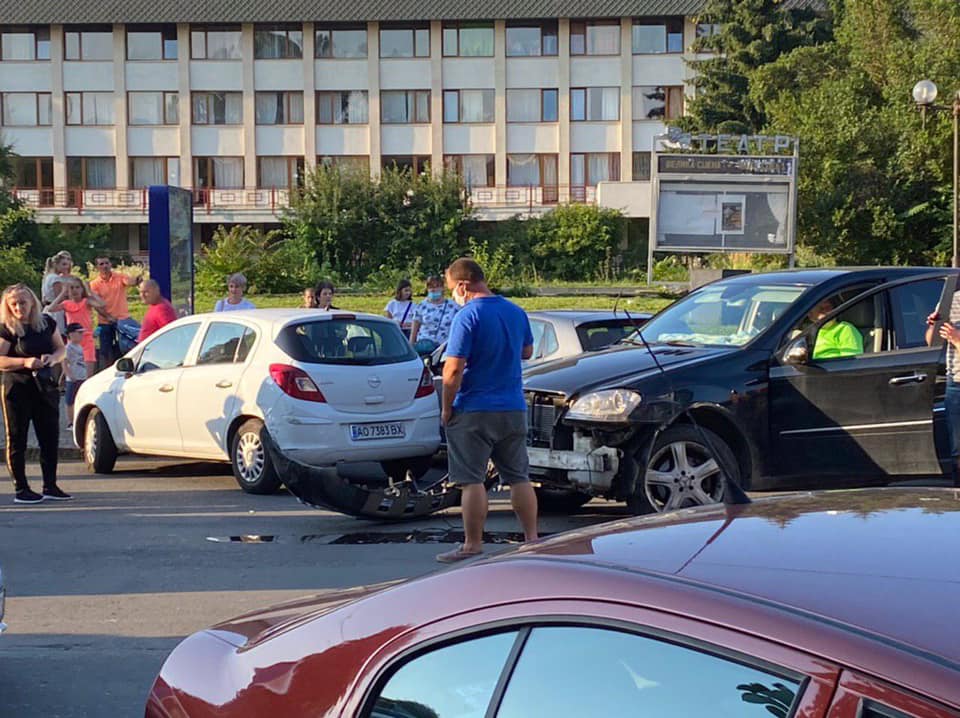 Аварія в Ужгороді: автомобіль влетів в автобус з пасажирами (ФОТО, ВІДЕО)