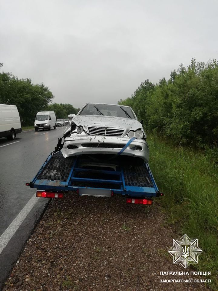 ДТП на Мукачівщині: із-за перевищення швидкості авто перекинулось на дах (ФОТО)